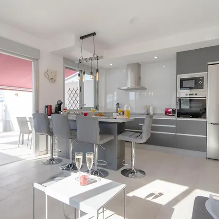 Luxurious With Large Terrace And Sea Views 公寓